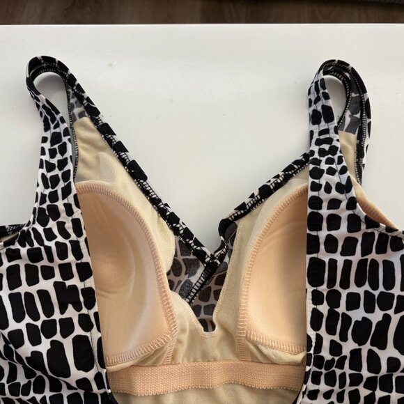 NEW Miraclesuit Escape Black and White Animal Print One Piece Swimsuit w/ Bra 16 - Picture 7 of 10